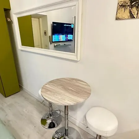 Tiny Elephant Mini In Apartament